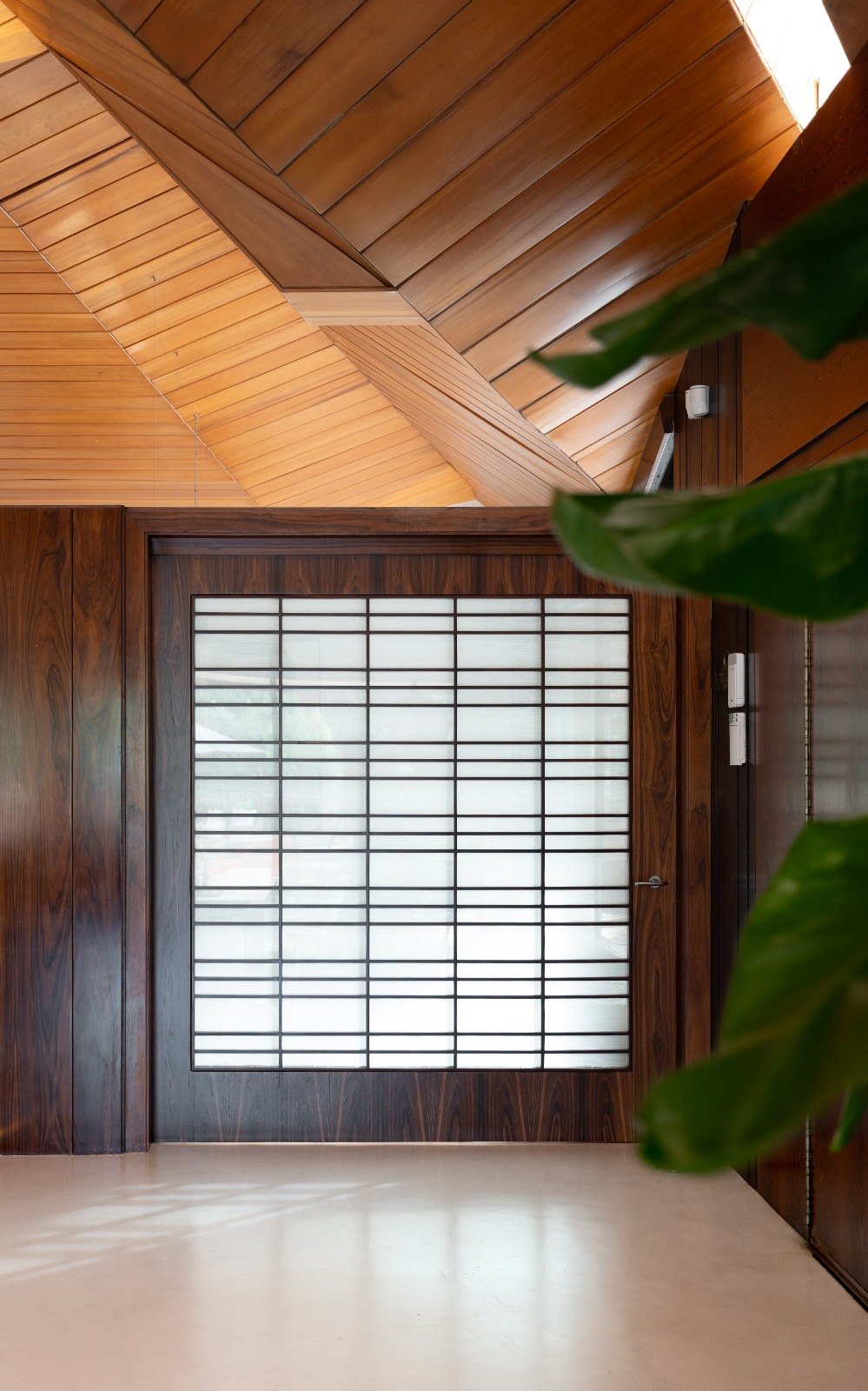 Techo de madera y puerta corredera de estilo japonés en el interior de la Casa del Notari