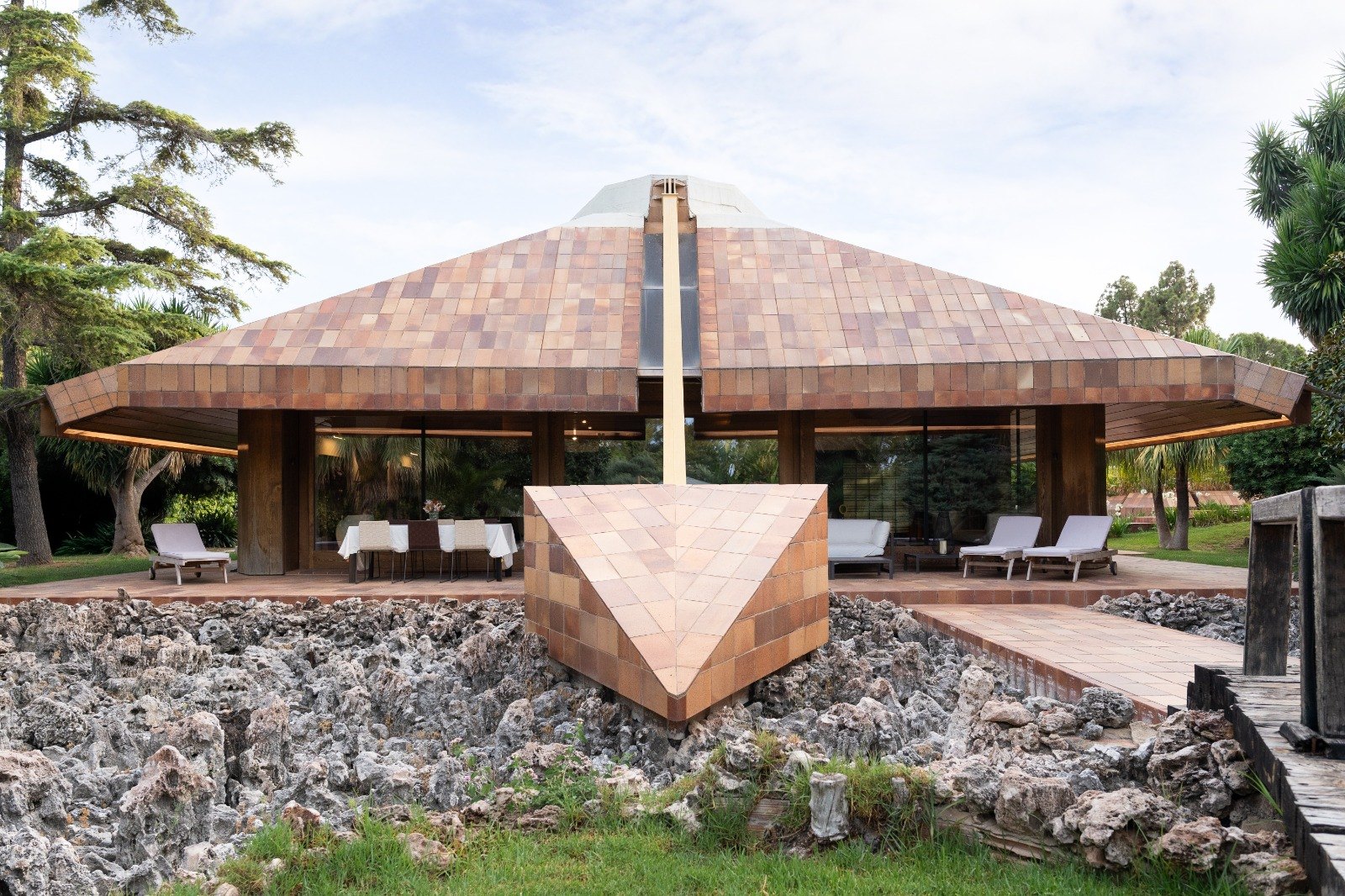 La Casa del Notari en Picassent, con su cubierta inclinada de teja y el jardín delante