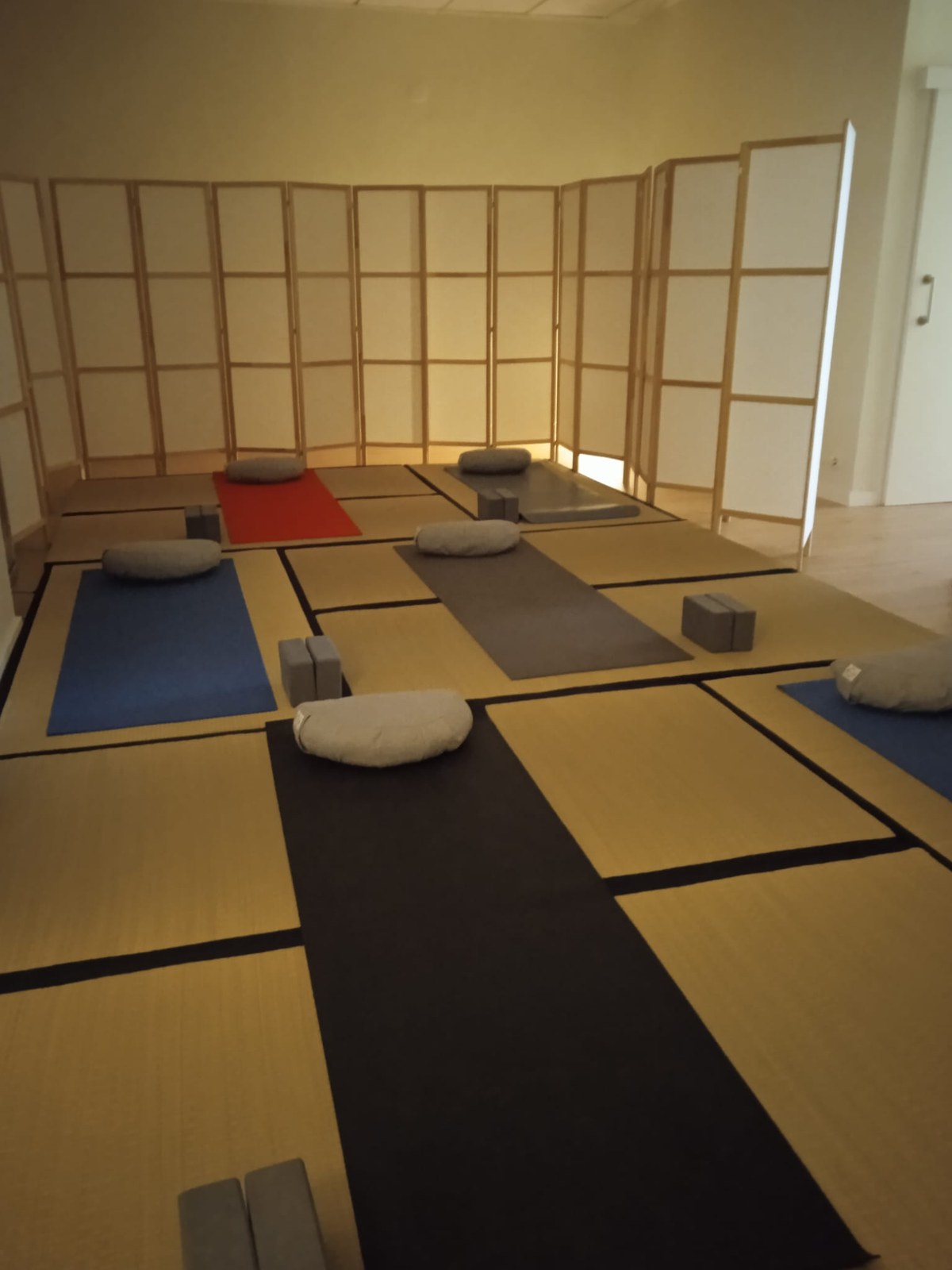 La sala del Estudio Shiatsu Satori con las esterillas, los cojines de meditación y los biombos de papel, preparada antes de empezar